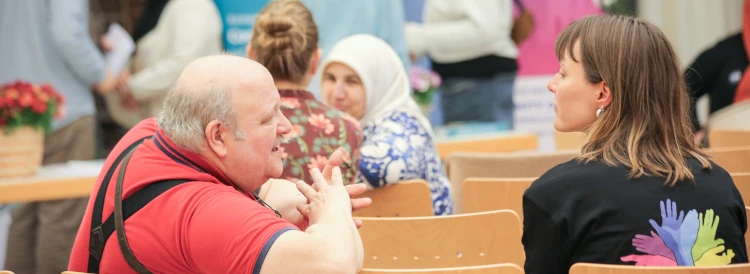 Teilnehmende Comunity Organizing Tag im Gespräch