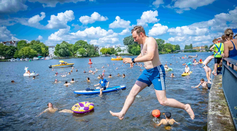 Mann springt in die Spree